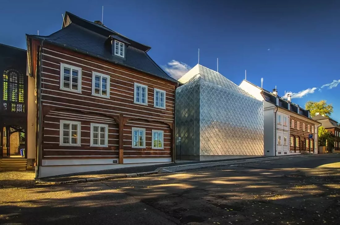 Sklářské muzeum v Novém Boru s historickou a moderní architekturou