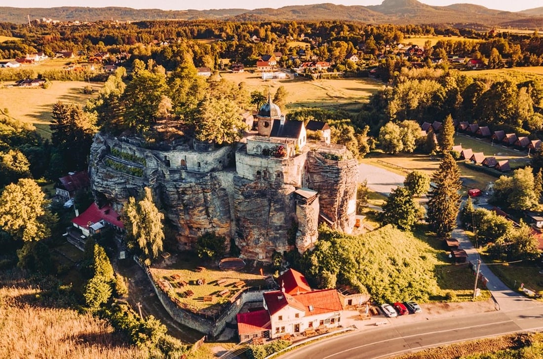 Skalní hrad Sloup v Čechách v krajině u Nového Boru